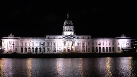 foto fija de la aduana irlandesa en noviembre totalmente iluminada con luces con el río liffey