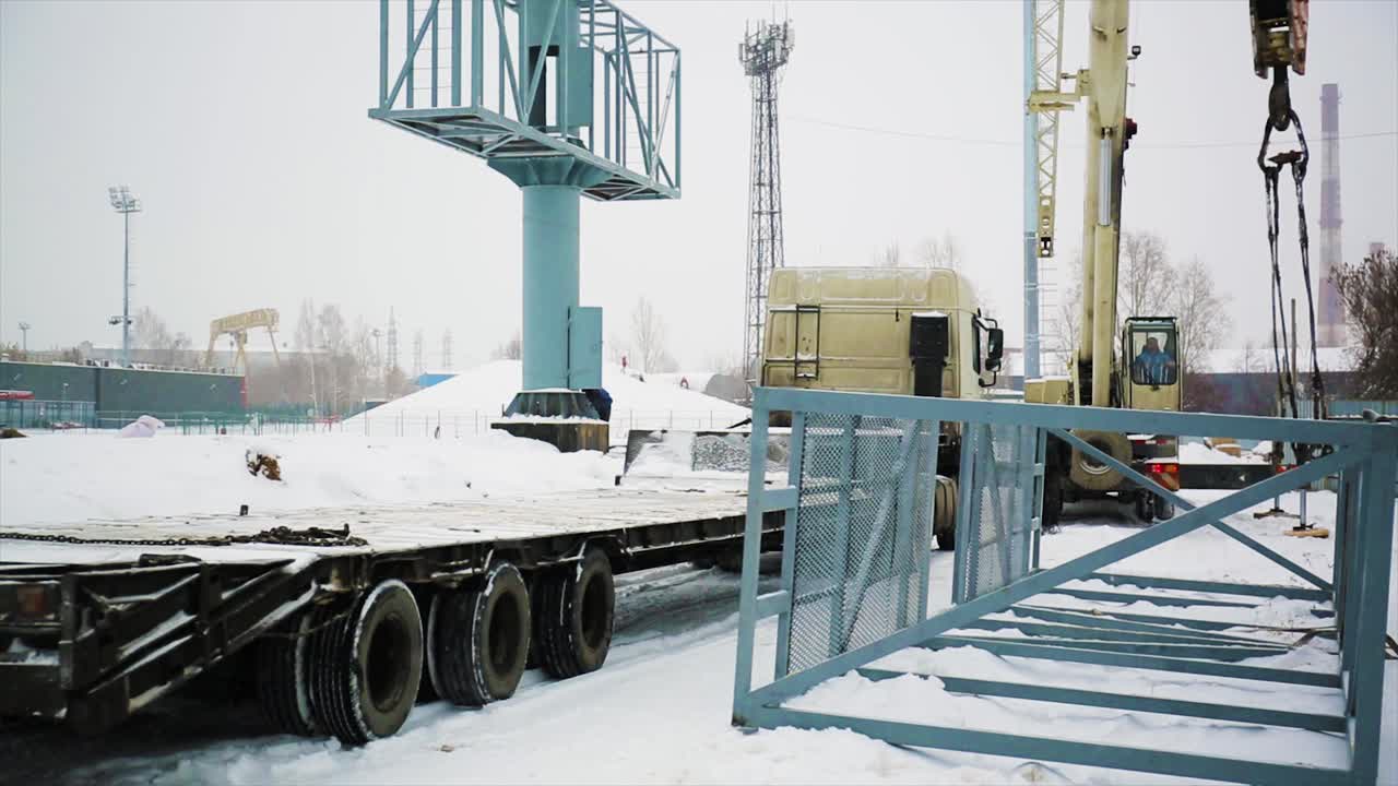 겨울의 조건에서 무거운 장비 운송