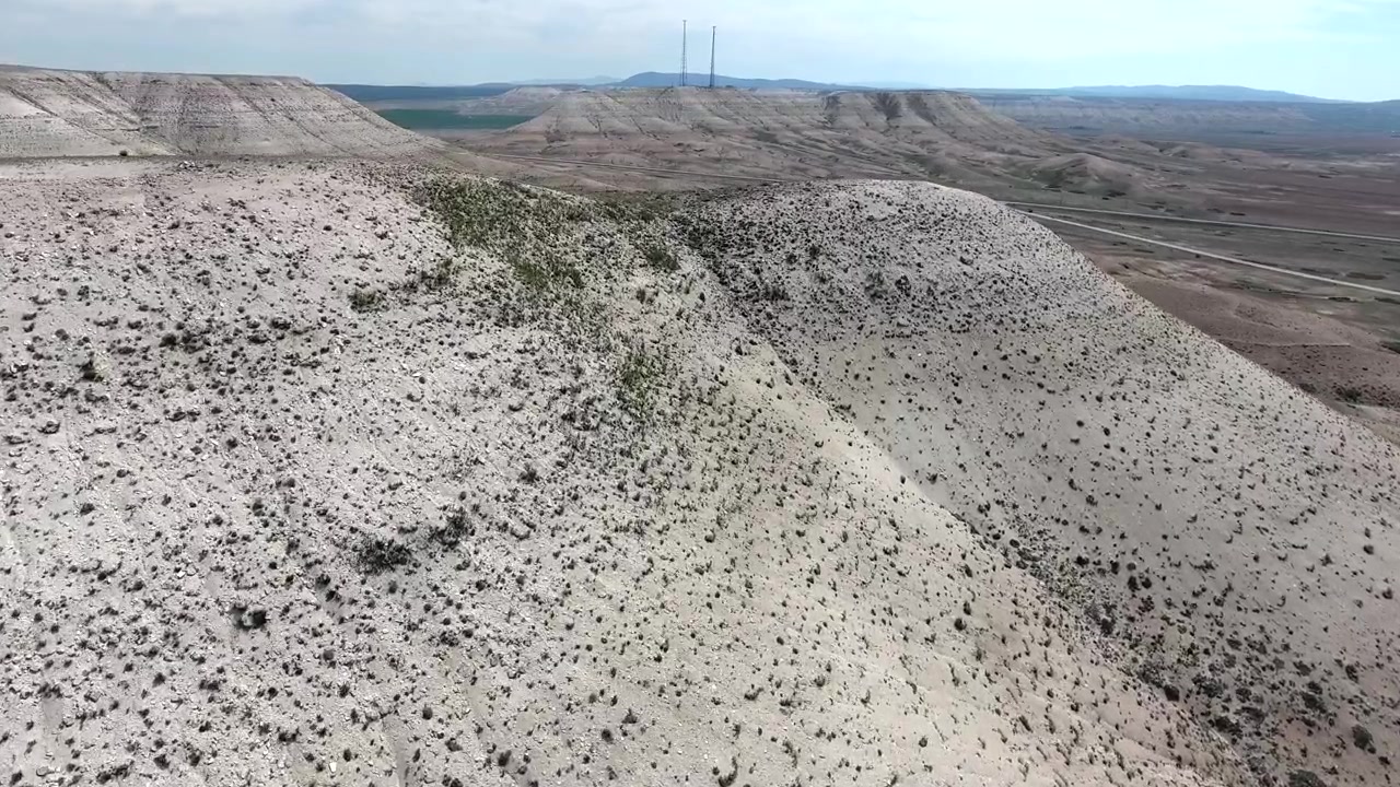 Vista aerea di un paesaggio desertico arido con colline ondulate