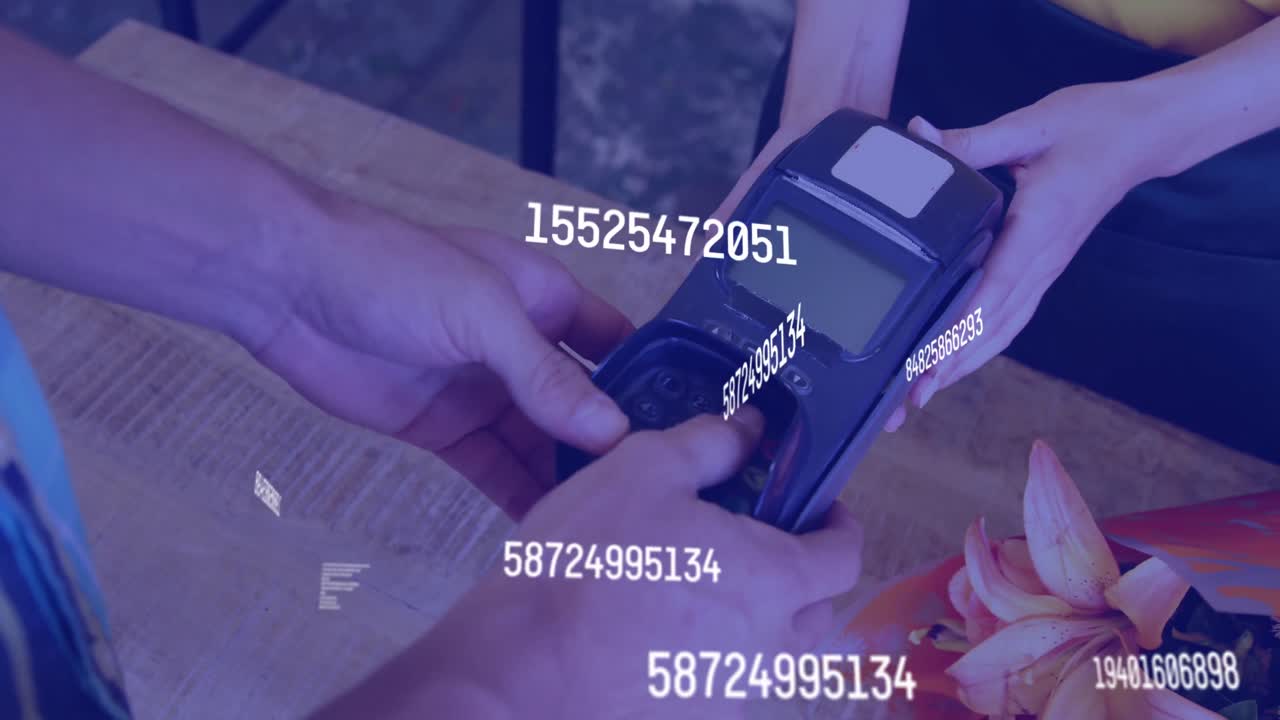 animación del procesamiento de datos sobre diversas personas que pagan con tarjeta de crédito