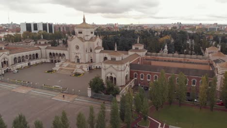 tiro de drone del cementerio de monumentos en milán
