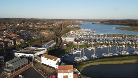 Woodbridge-Suffolk-Tide-Mill-Und-Kai-Enthüllen-4K-Antenne