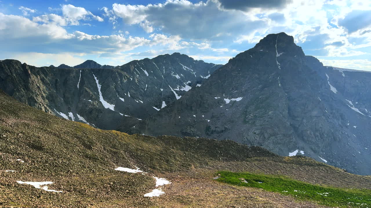 Sore hari musim panas Mount of the Holy Cross 14er Rocky Mountain Sawatch Range Peak Colorado Alpine, pemandangan lanskap pedalaman dari jalur Notch Mountain Shelter Halo Ridge musim semi, gerakan pan kanan