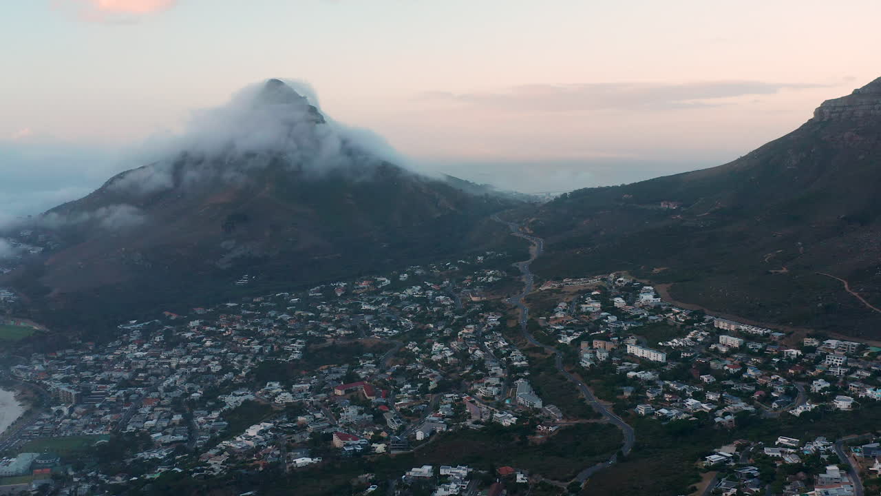 nubes bajas alrededor de la cabeza de los leones, ciudad del cabo, sudáfrica - toma aérea de drones
