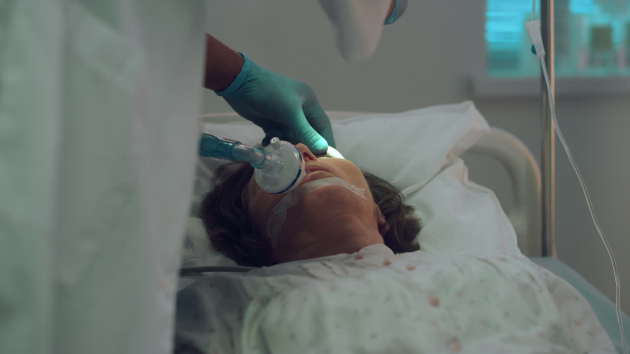 mal paciente respirando máscara de oxígeno cama de hospital. médico prueba reflejo de luz primer plano