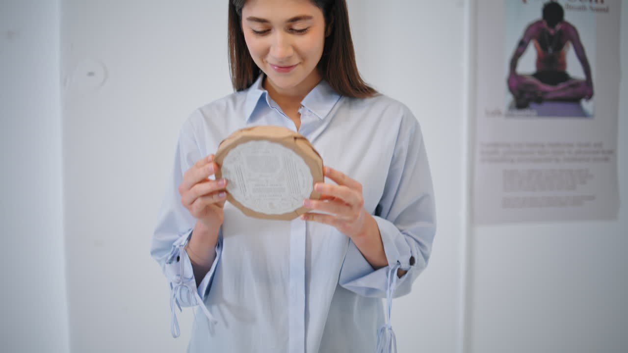 manos de mujer recogiendo productos en la tienda de primer plano. chica sonriente comprador olor aroma
