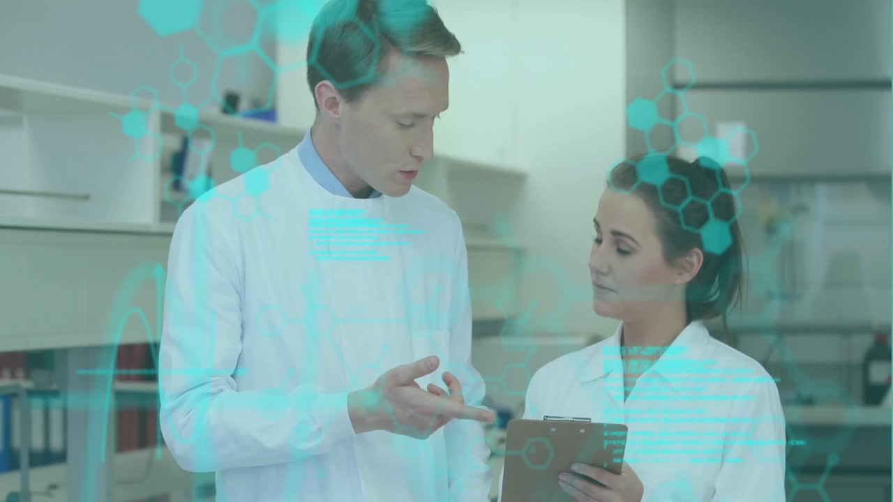 animación del procesamiento de datos sobre científicos caucásicos hablando en el laboratorio