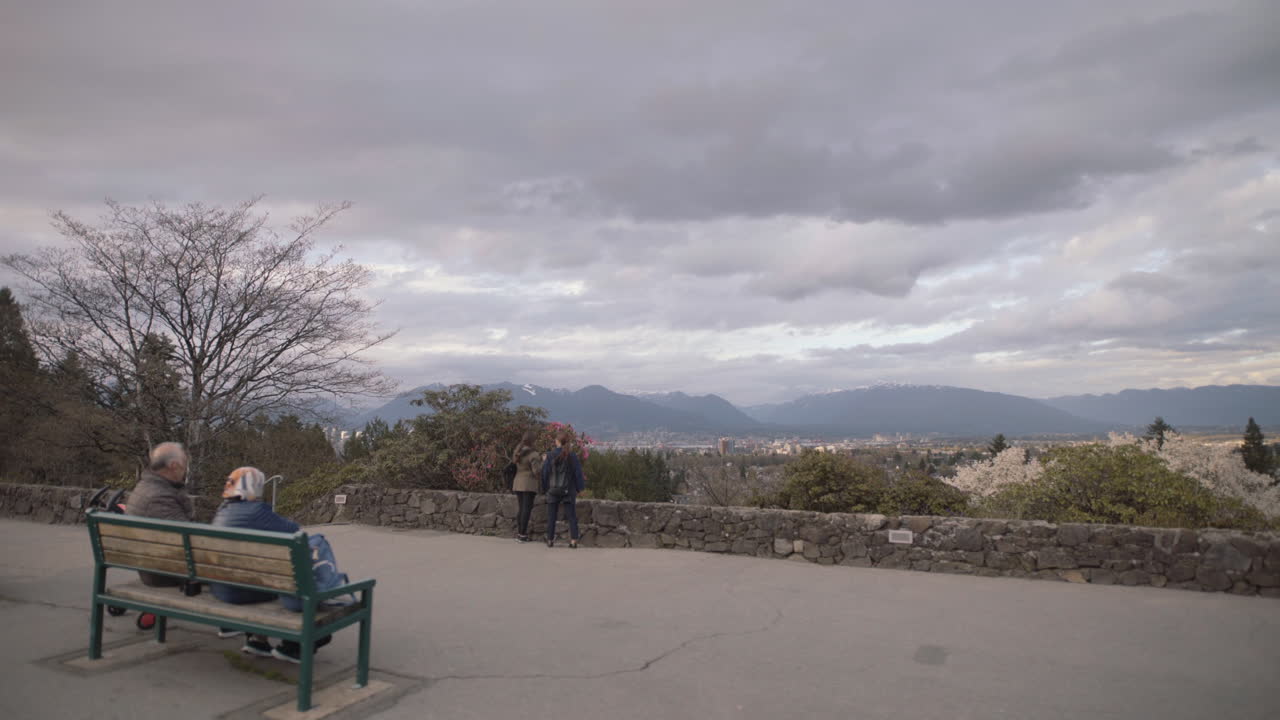 plano general de la vista panorámica desde el parque victoria en vancouver, día nublado