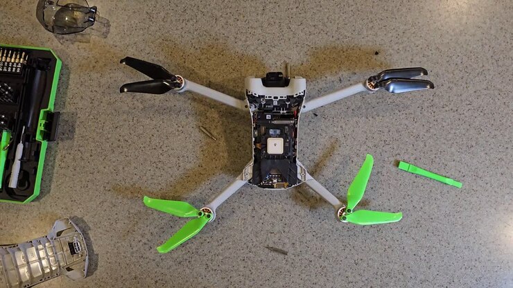 Liten drone under reparasjon sett ovenfra