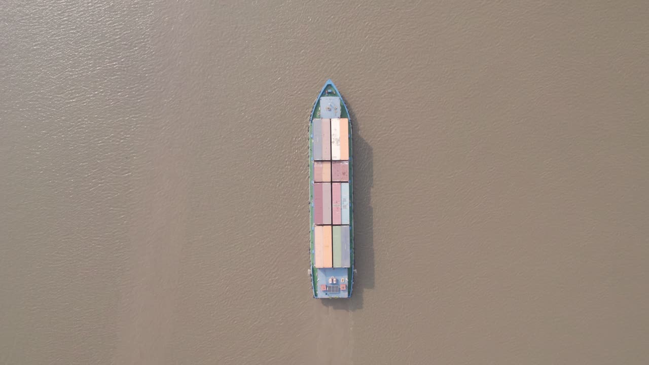 강 에 있는 물류 운송 컨테이너 선박 의 위쪽 에서 내려다보는 모습