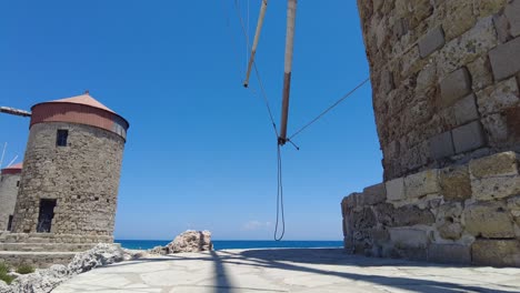 estructuras icónicas de los molinos de viento de rodas en la isla griega de rodas en grecia