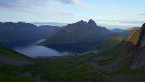 Flug-In-Richtung-Fjordgard-Auf-Der-Insel-Senja-Am-Späten-Abend