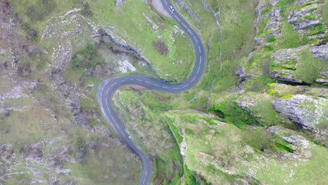 fotografía aérea de un coche conduciendo a través del desfiladero de cheddar