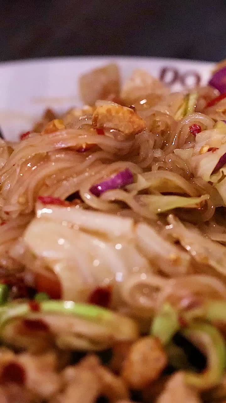 Délicieuse salade de nouilles épicée en préparation et servie