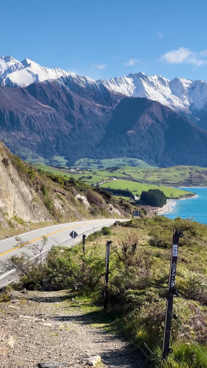 Percorso panoramico lungo l'autostrada del Lago Hawea con montagne in Nuova Zelanda