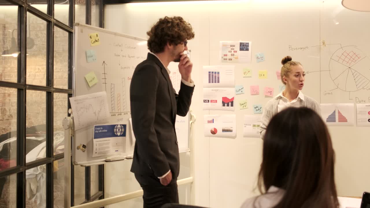 동료의 팀과 동료들은 회의에서 토론하면서 브레인스토밍을 했습니다.