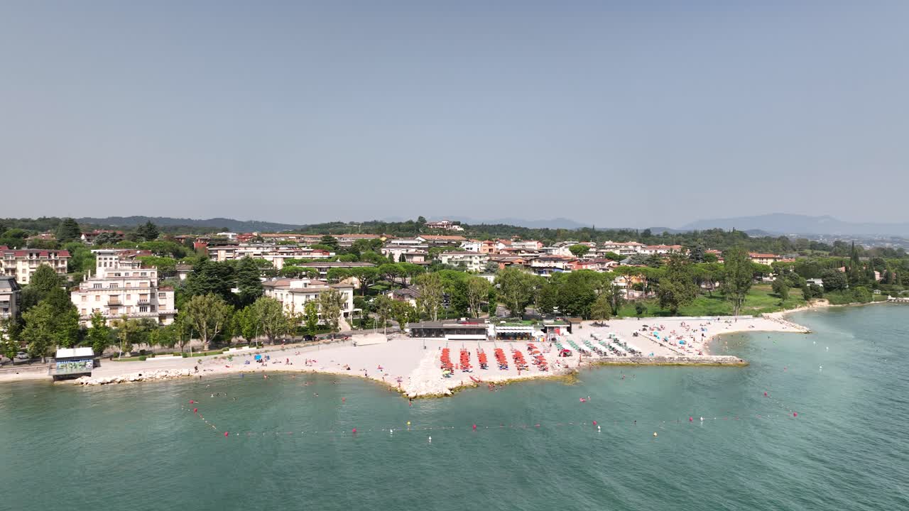 desenzano del garda ciudad y lago panorama tiro de avión no tripulado 03