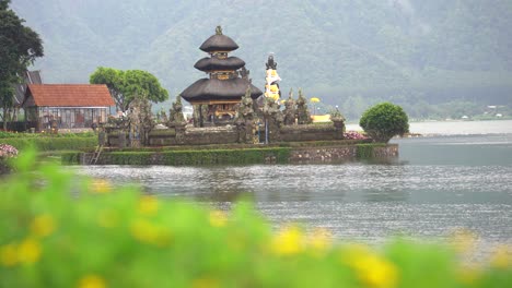 Beautiful-view-of-the-Ulun-Danu-Beratan-Bedugul-Temple-complex,-a-temple-located-on-Lake-Beratan,-Bali