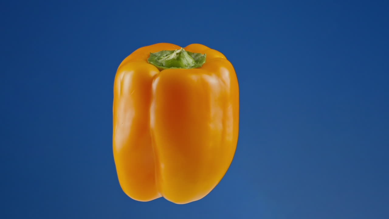 Primo piano di peperone arancione su schermo blu, Chroma Key.