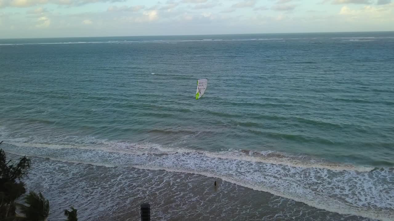 kitesurf preparándose para surfear en isla verde, puerto rico
