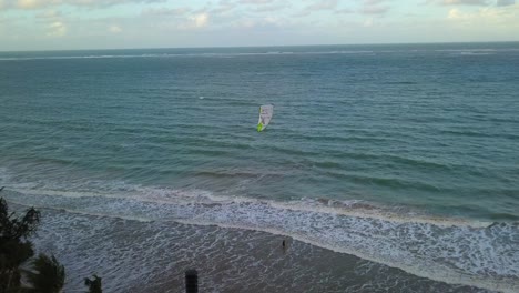 Kitesurfer-getting-ready-to-surf-in-Isla-Verde,-Puerto-Rico