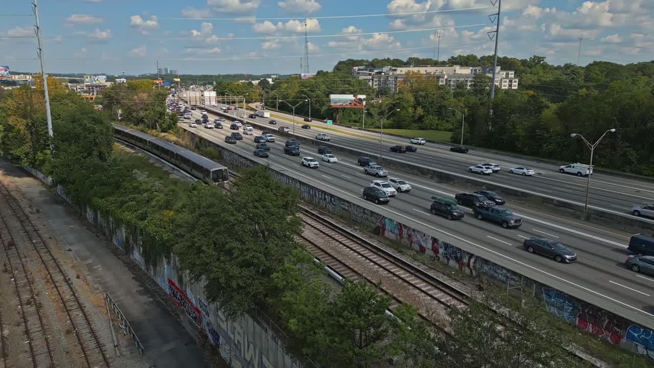 애틀랜타 시내 도로 교통과 승객 열차가 평행한 공중 전망, 애틀란타 교통, 조지아, 미국