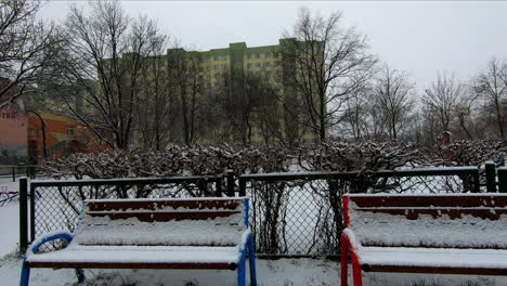 Schnee-Fällt-In-Einem-Vorort-Der-Stadt