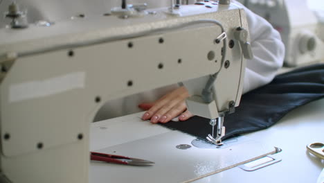 mujer costurera trabajando en una máquina de coser en la tienda para coser ropa. trabajando juntos en un taller de coser