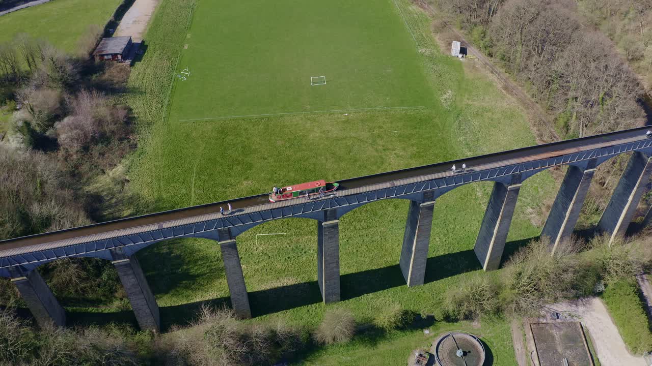 아름다운 웨일스 시골, 유명한 운하 루트에 위치한 토마스 텔포드가 유명하게 설계한 퐁치실테 수로를 가로지르는 좁은 보트