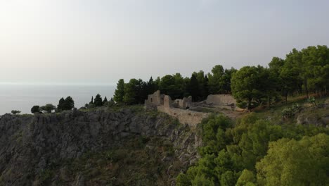 Castle-Ruins-on-the-Rock-of-Cefalu,-Sicily