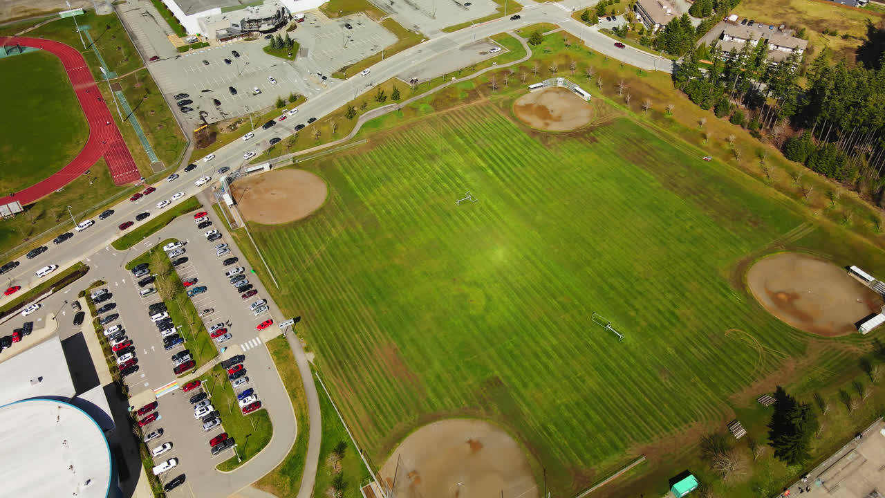 캐나다 bc주 포트 알버니에 있는 밥 데일리 스타디움 근처 알버니 지역 중등학교 주변 운동장의 공중 전망