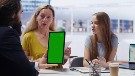 Agent-Unterstützt-Kunden-Bei-Der-Einrichtung-Von-Konten-Mit-Einem-Greenscreen-Tablet