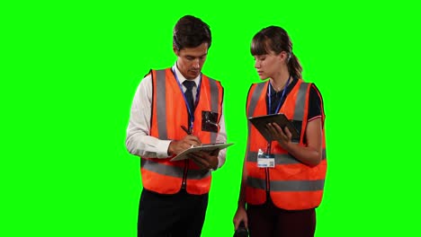 Vista-Frontal-De-Los-Trabajadores-De-Un-Sitio-Que-Utilizan-Una-Tableta-Digital-Con-Pantalla-Verde.