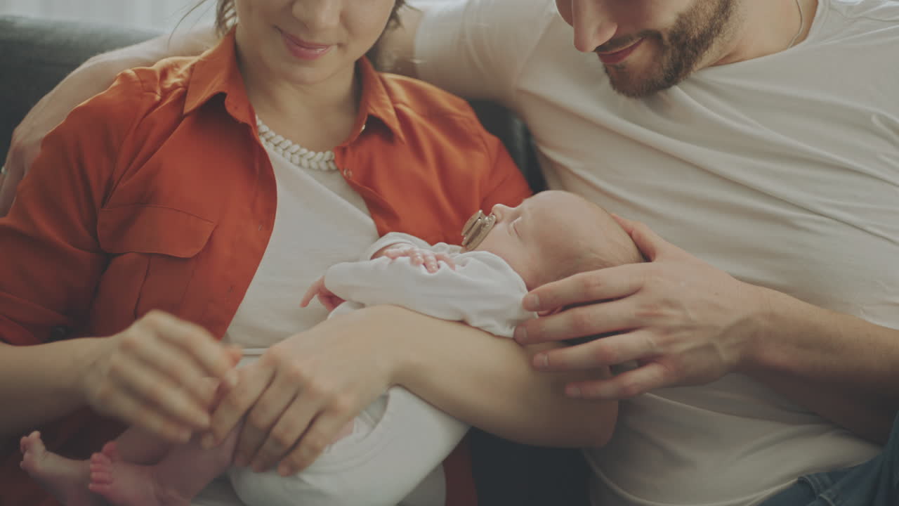 새로 태어난 아기와 함께 행복한 가족