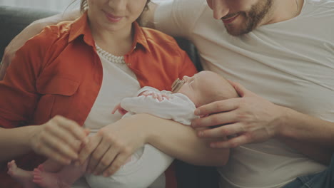 familia feliz con un bebé recién nacido