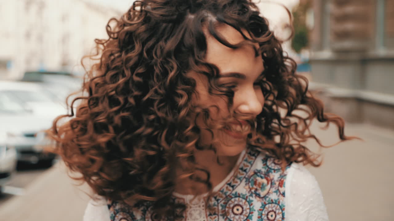 도시 에서 곱슬 머리 를 가진 여자