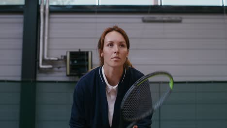 jugadora de tenis dispuesta a servir