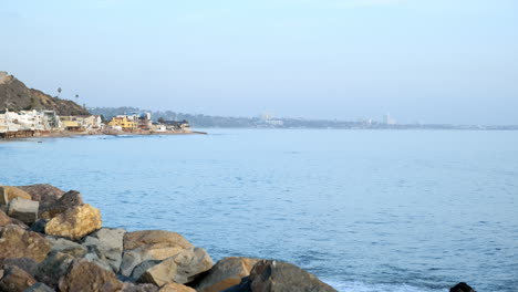 Herrliches-Blaues-Ozeanklares-Wasser-Des-Big-Rock-Beach-Malibu-Neben-Der-Küste-In-Kalifornien