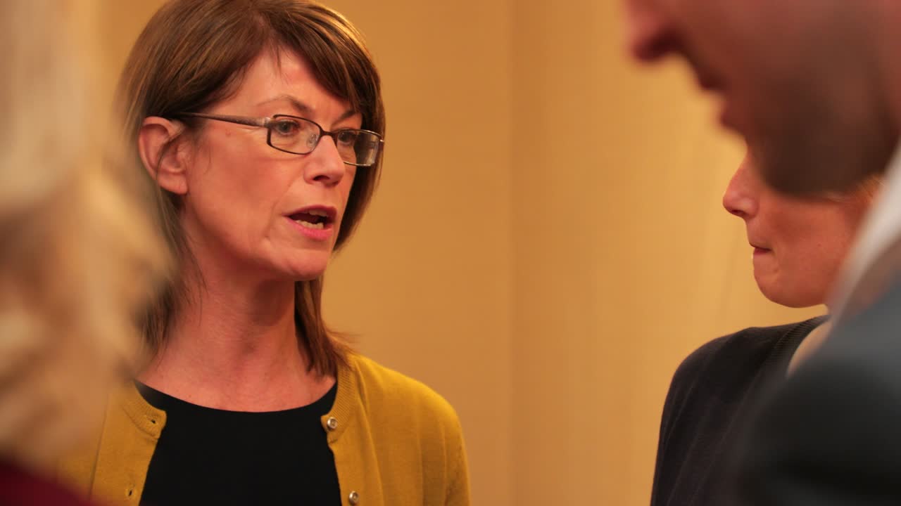 hombres de negocios discutiendo después de la reunión