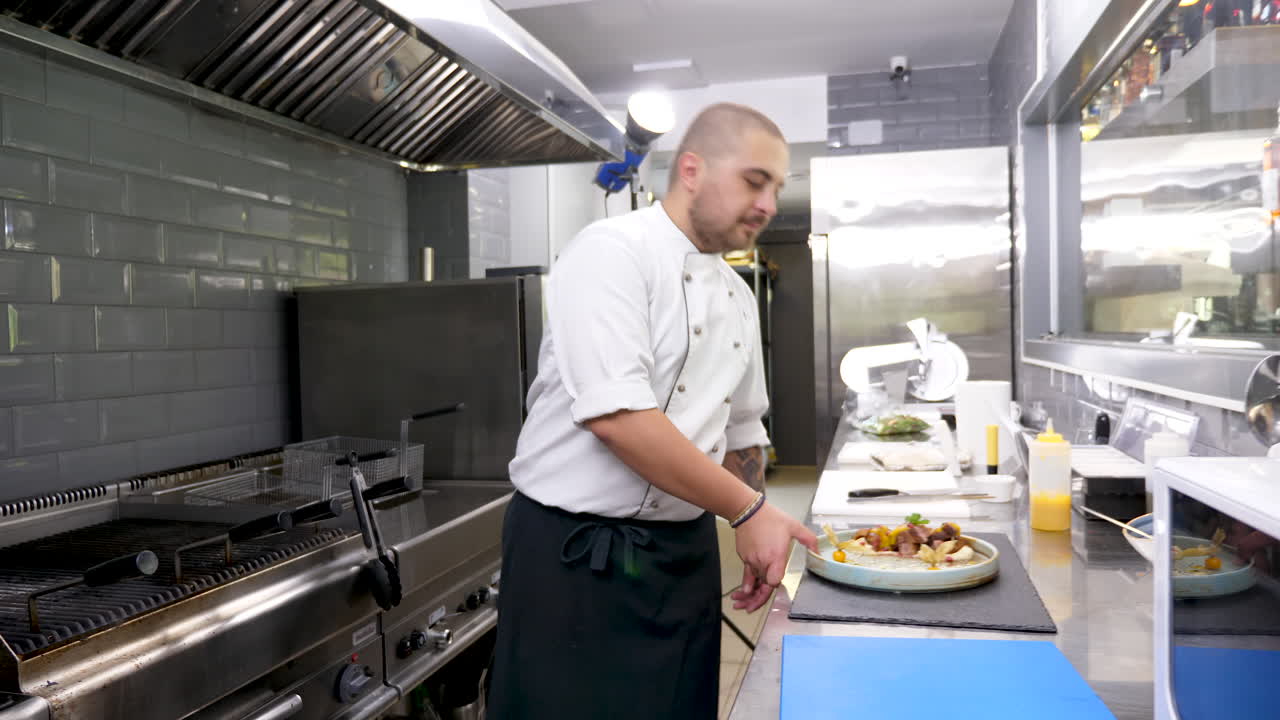 El chef prepara la comida en la cocina de un restaurante