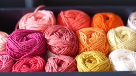 Bolas de hilo de colores