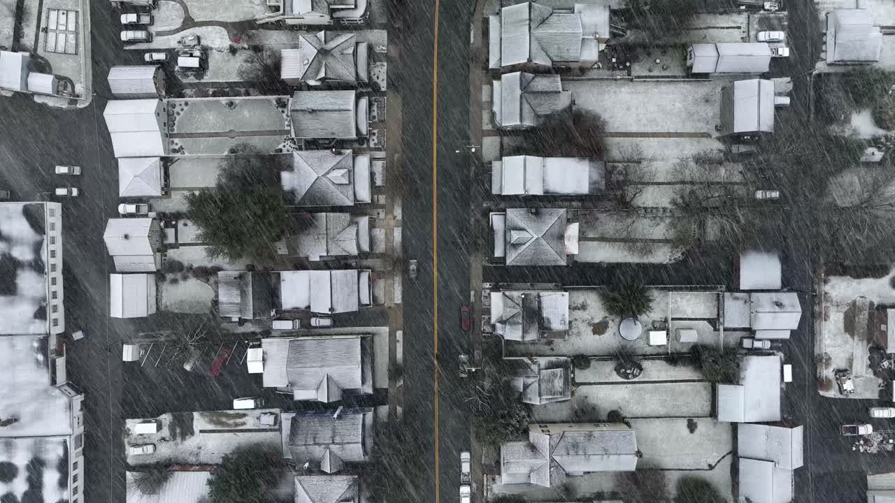 한겨울에 아름다운 폭설이 내리는 동안 미국의 작은 마을에 있는 집과 집의 흰색 지붕을 내려다보는 공중 전망