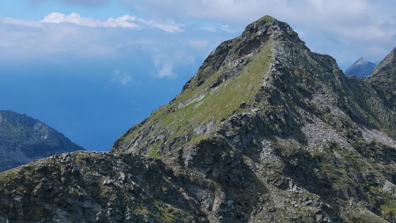 picos de las montañas de valmalenco en la valtellina del norte de italia en la temporada de verano