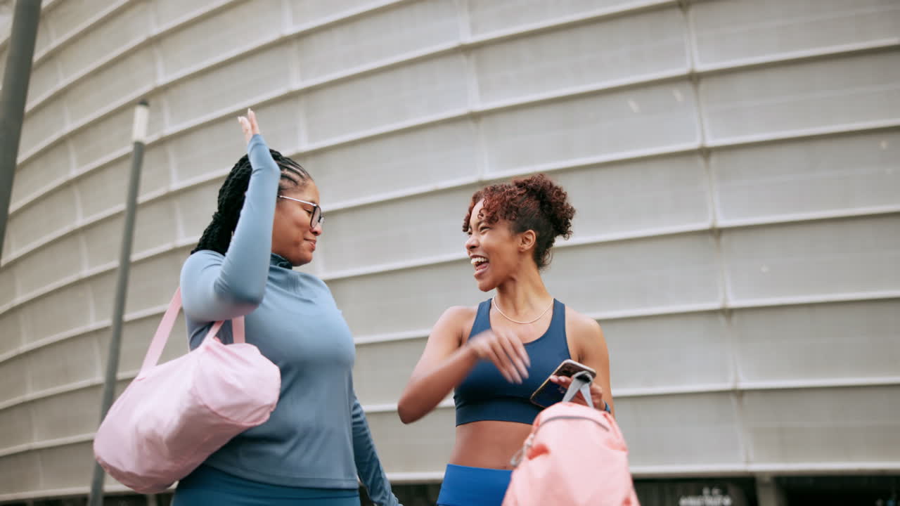 두 여자 친구 가 야외 운동 을 즐기고 있다
