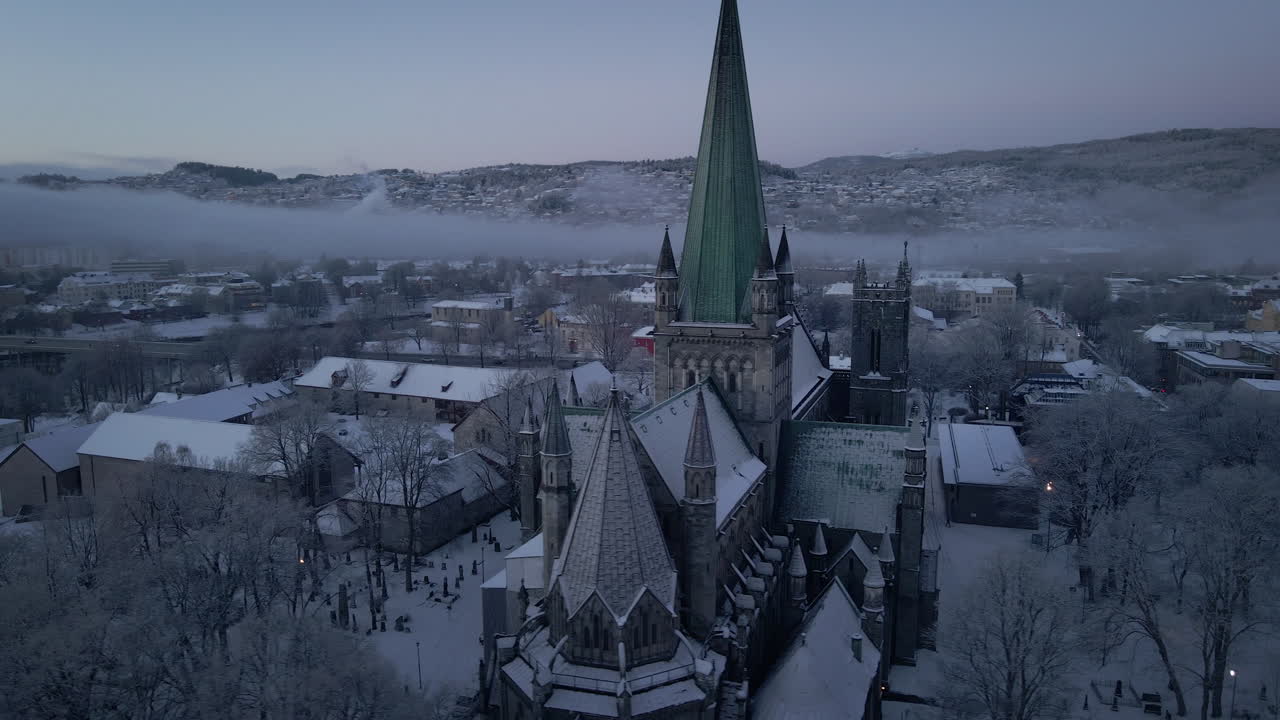 노르웨이 트론델라그 카운티의 트론헤임 시에 있는 니다로스 대성당의 고딕 양식의 건축물