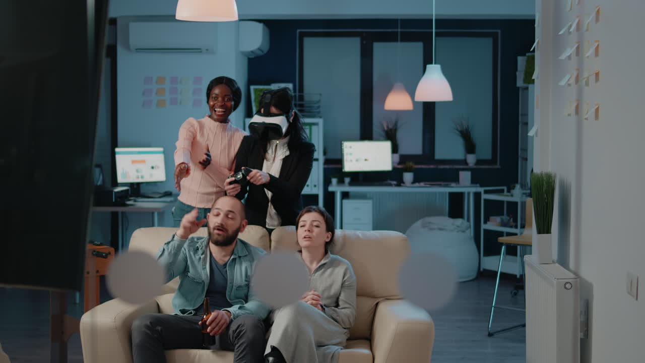 Multietnisk gruppe med arbeidere som spiller videospill