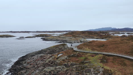 Gente-Caminando-Por-El-Camino-Al-Borde-De-Un-Acantilado-En-La-Carretera-Del-Océano-Atlántico-En-Noruega