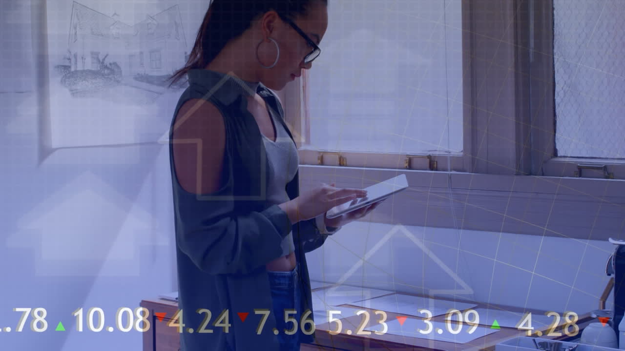 animación de flechas y procesamiento de datos financieros sobre mujer de negocios