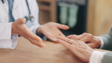 médico, persona de edad avanzada y tomados de la mano