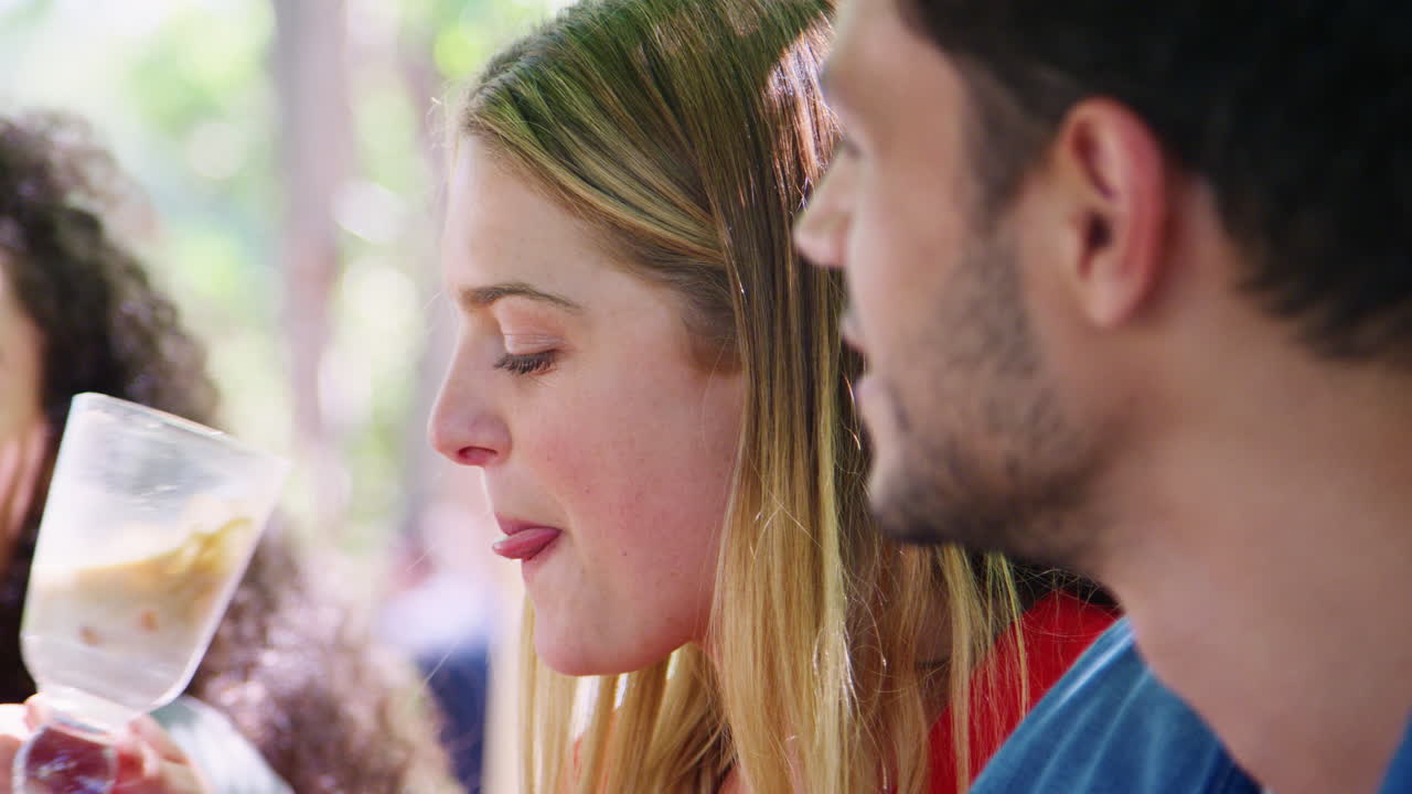 세 명의 친구들이 정원에서 사교를 하고, 한 명은 얼음 커피를 마시고 있습니다.